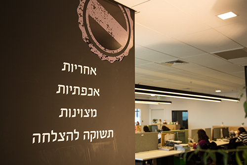 מיתוג קירות וחיפוי זכוכיות בחיתוך PVC - הלמן אלדובי